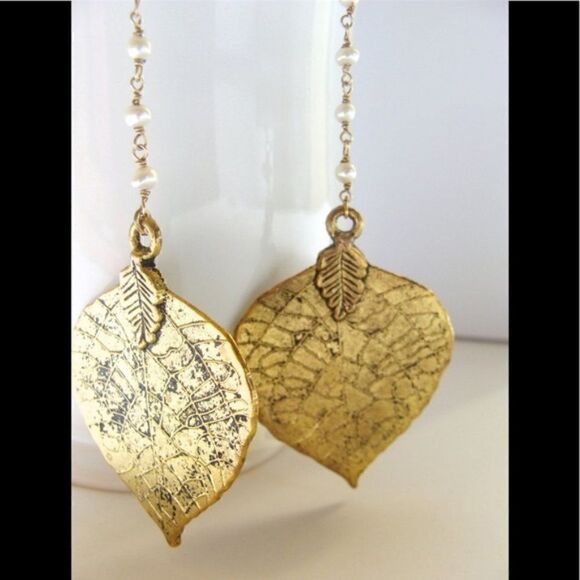 𝅺CUSTOM made gold pearl drop leaf earrings - Picture 2 of 4